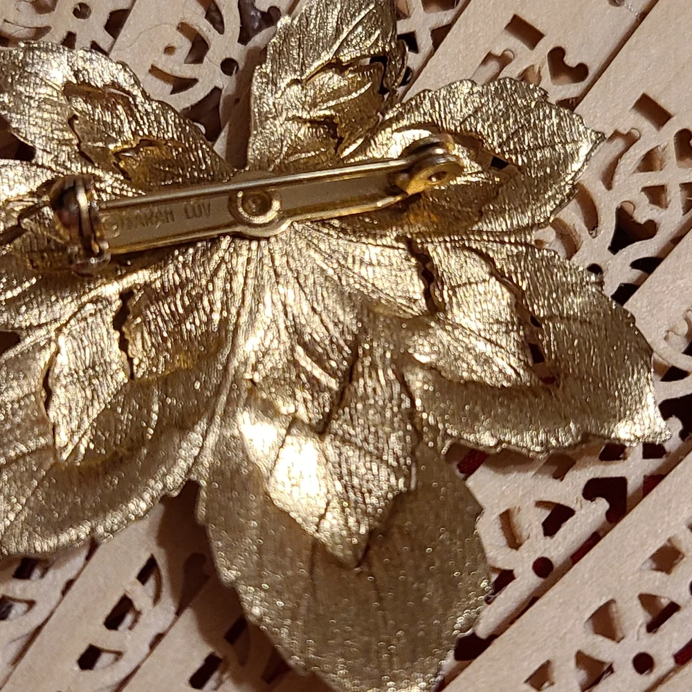Sarah Coventry vintage brooch